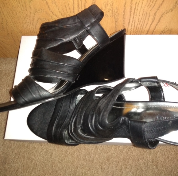 Sandals - Picture 3 of 3